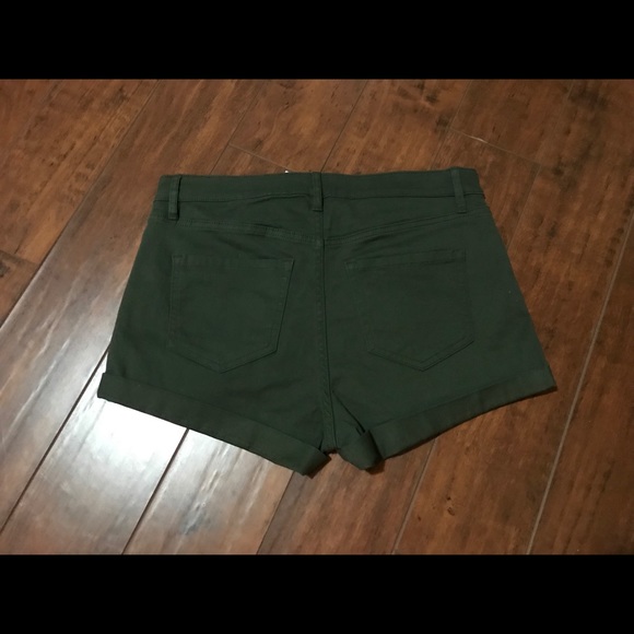 $3 for two or more. NWT H&M shorts size 8 - Picture 2 of 2
